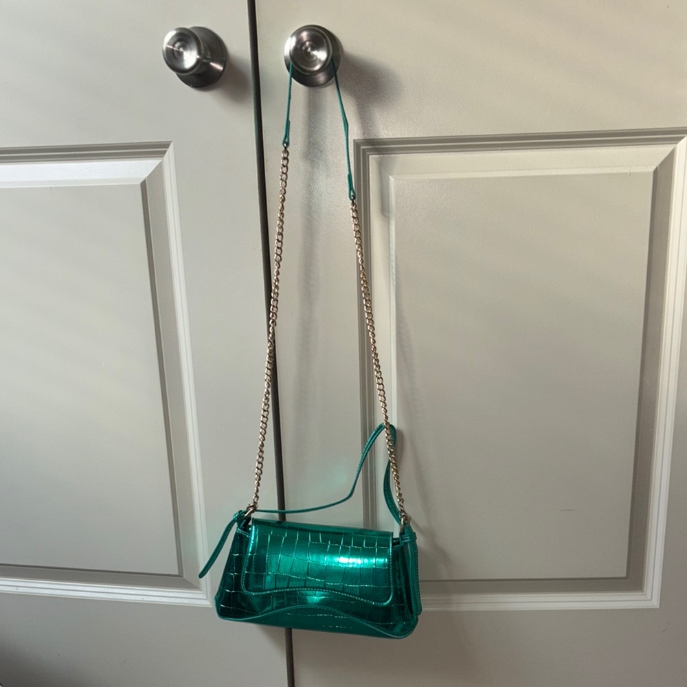 Elegant Green Crocodile-Embossed Chain Bag